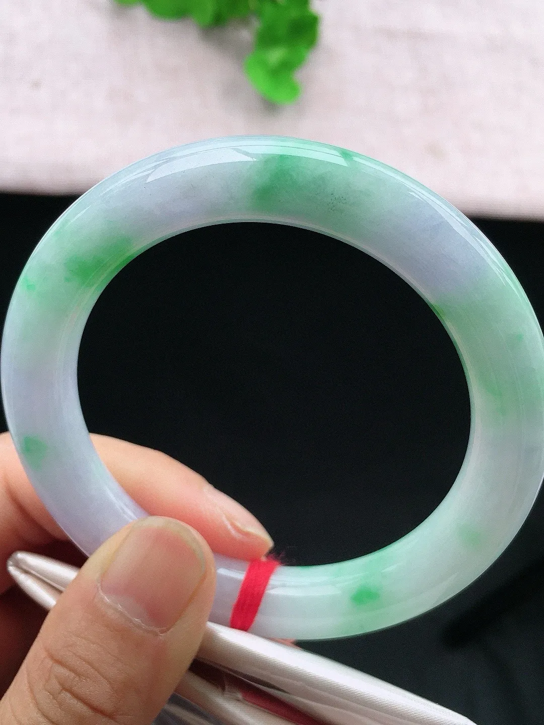 正圈56-57可戴，种老水足，尺寸57/13.5/8.5mm，冰飘绿正圈翡翠手镯