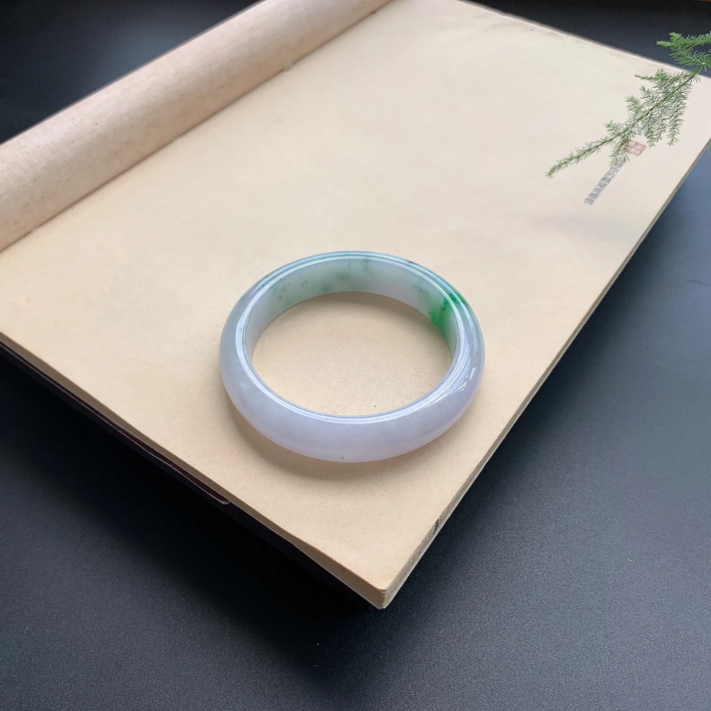 55圈口飘绿正圈手镯 尺寸：55-13-8，无纹裂，细腻光滑，色辣靓丽，