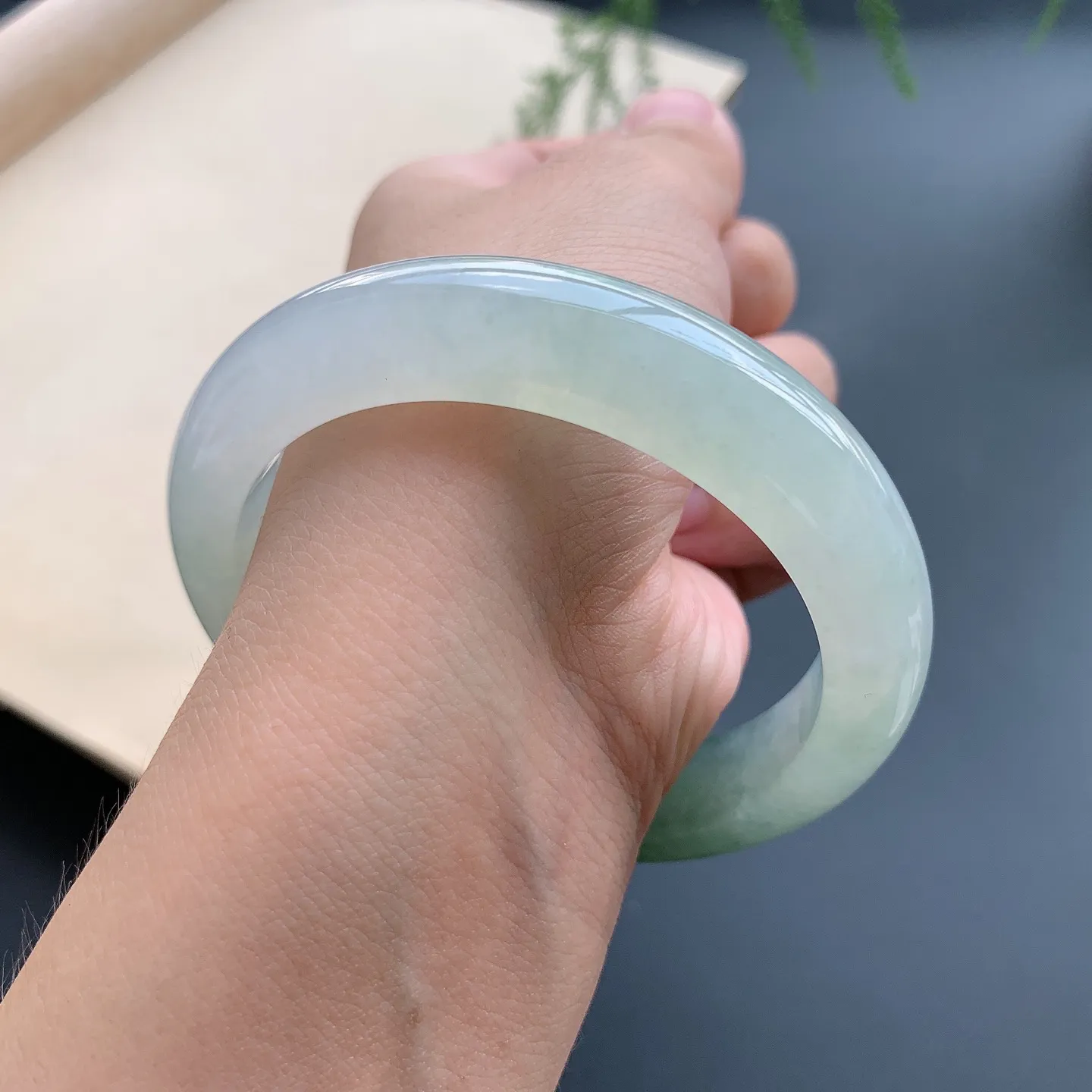 57圈口飘花正圈手镯 尺寸：57-12.6-9.3，无纹裂，水润起胶，花色飘逸，