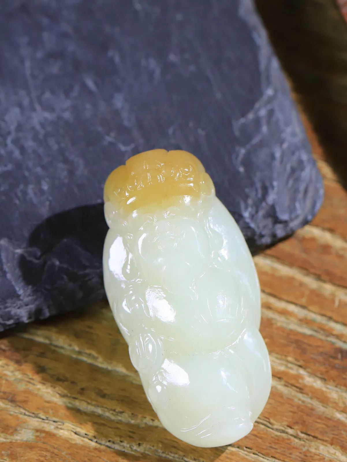 和田玉糖白玉财神爷挂件，玉质温润细腻 油性十足 精雕财神 眉开眼笑，胡须飘逸，整体人物观之喜庆洋溢。