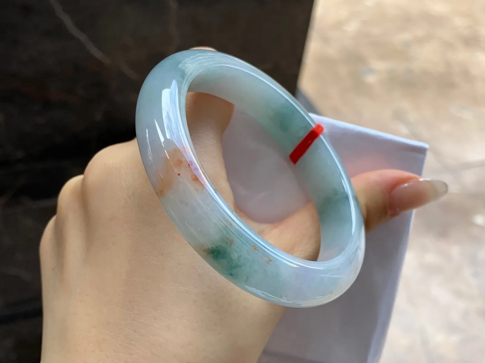 黄翡飘花特色手镯
尺寸：57.4-12.2-9mm
肉质细腻干净～有特色