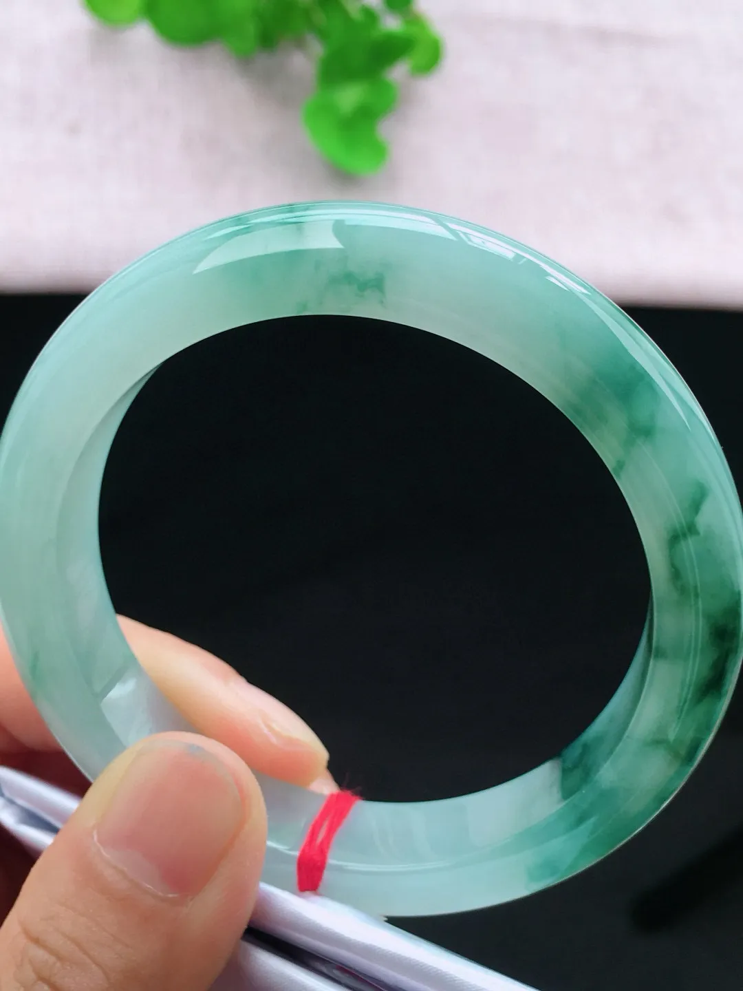 正圈57-58可戴，种老水足，尺寸57.4/12.1/8.8mm，冰飘花正圈翡翠手镯