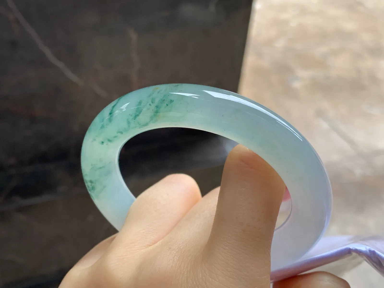 冰种飘花圆条手镯
尺寸：56-12mm
种水好 飘花点缀