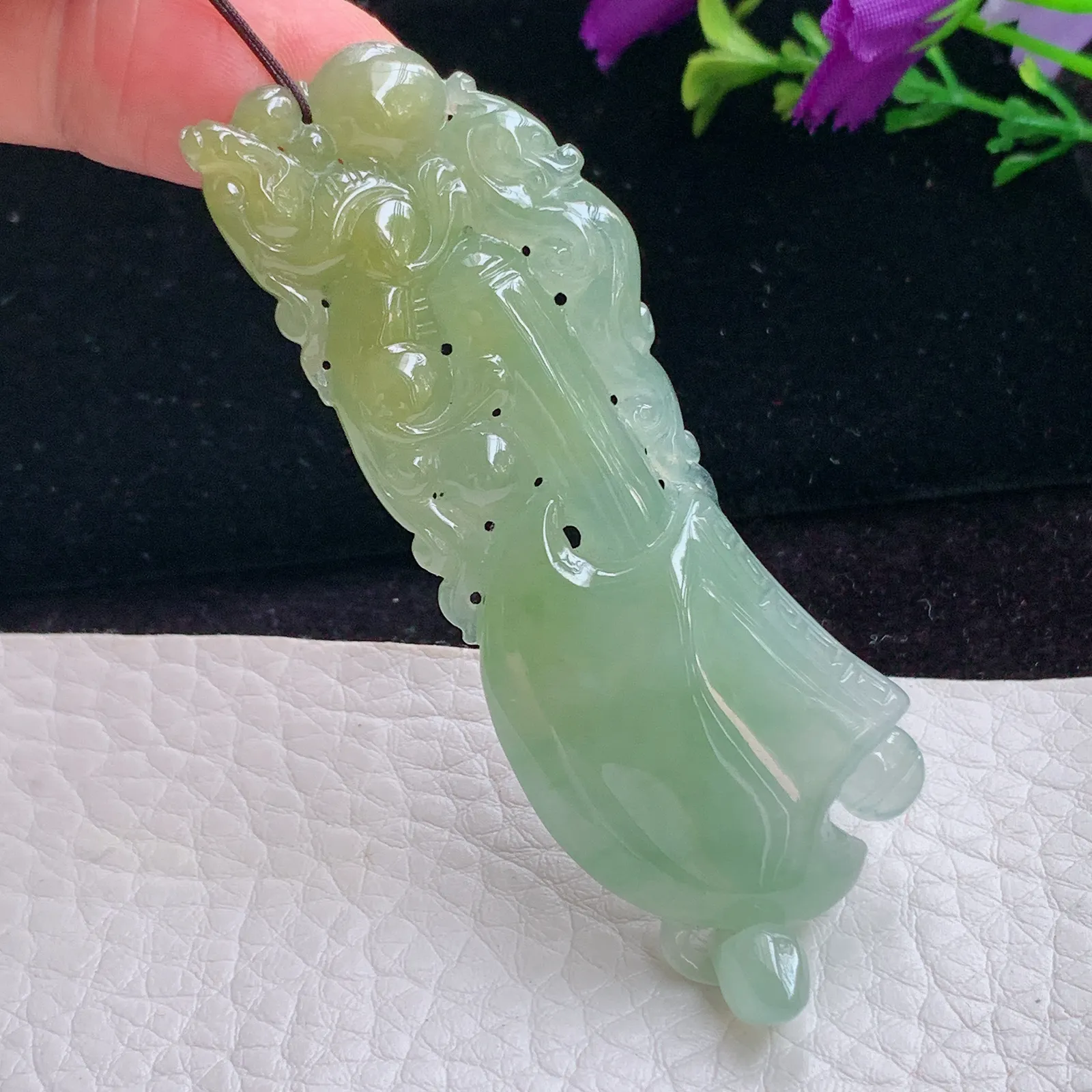 lz实拍69*24.5*8特色老坑精雕缅甸翡翠府上有龙玉吊坠 玉挂件
