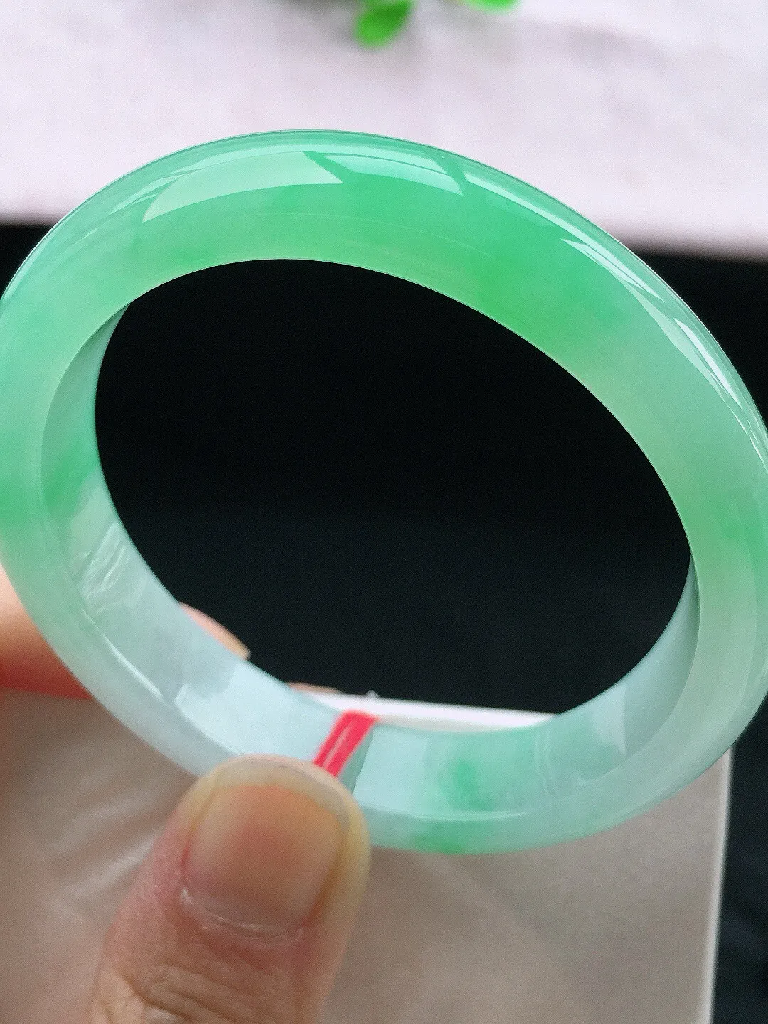 正圈53-54可戴，种老水足，尺寸55/12.8/7.8/47.6mm，飘绿贵妃翡翠手镯新品