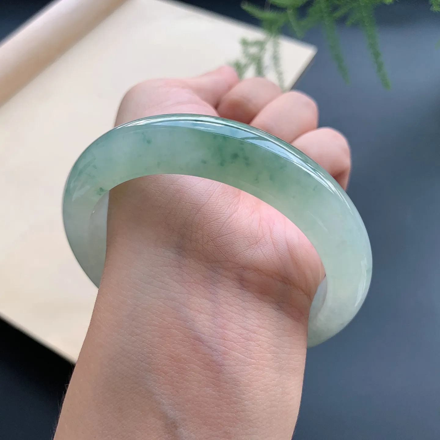 57圈口飘花正圈手镯 尺寸：57-12.6-9.3，无纹裂，水润起胶，花色飘逸，
