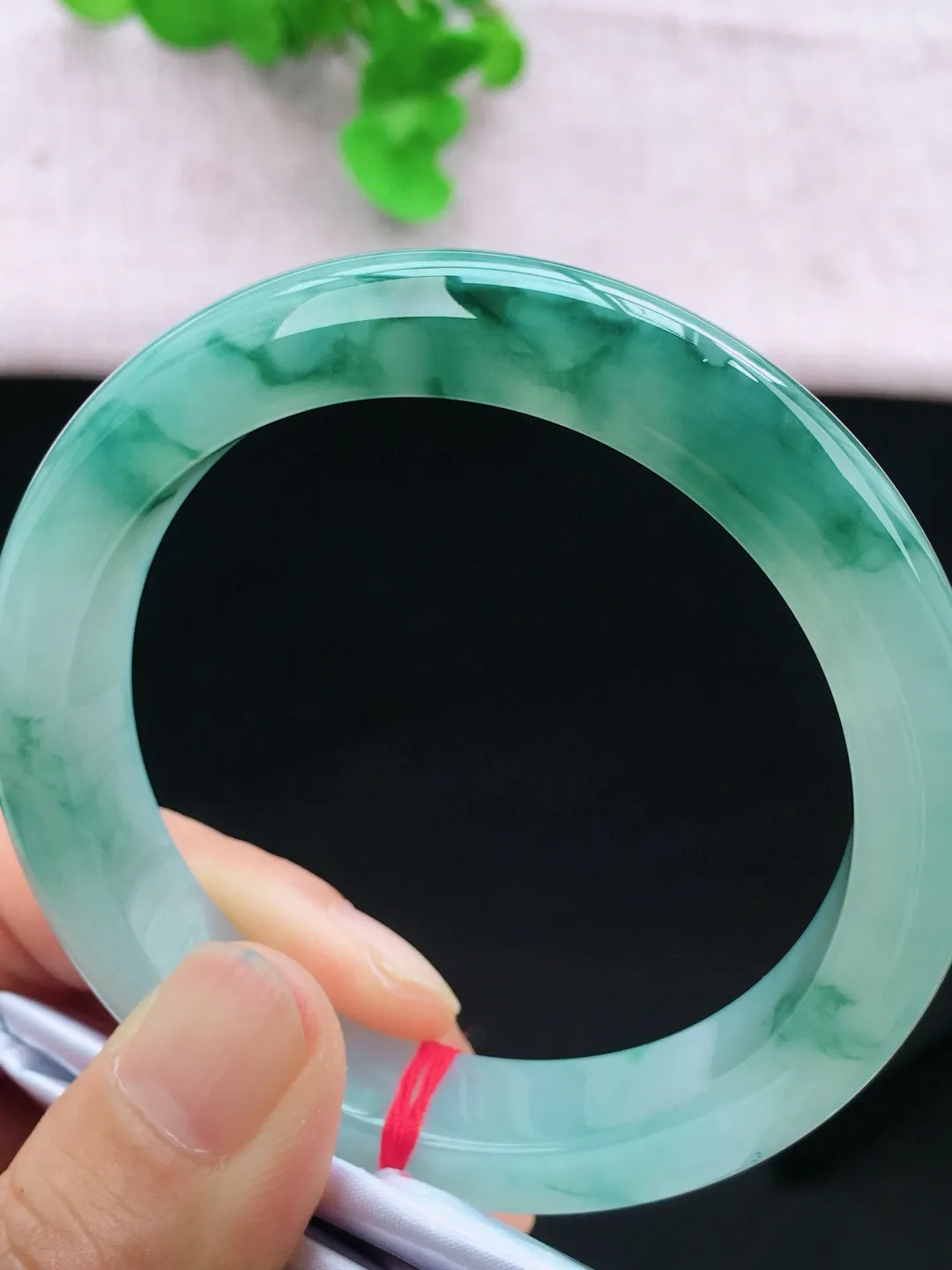 正圈57-58可戴，种老水足，尺寸57.4/12.1/8.8mm，冰飘花正圈翡翠手镯