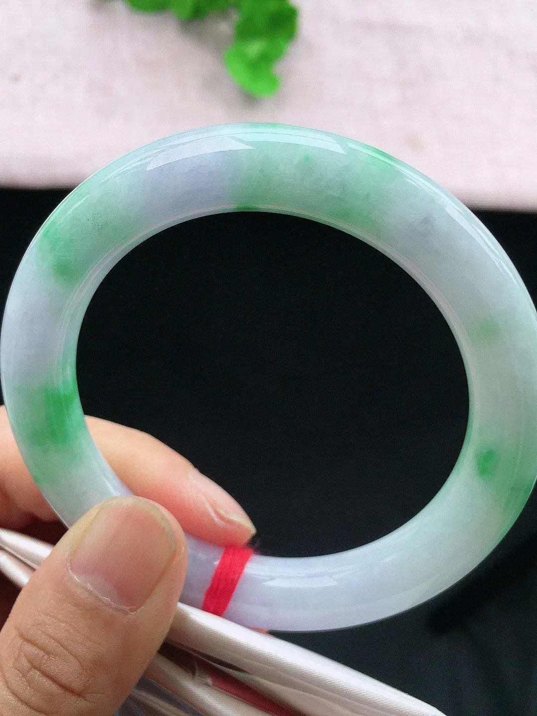 正圈56-57可戴，种老水足，尺寸57/13.5/8.5mm，冰飘绿正圈翡翠手镯
