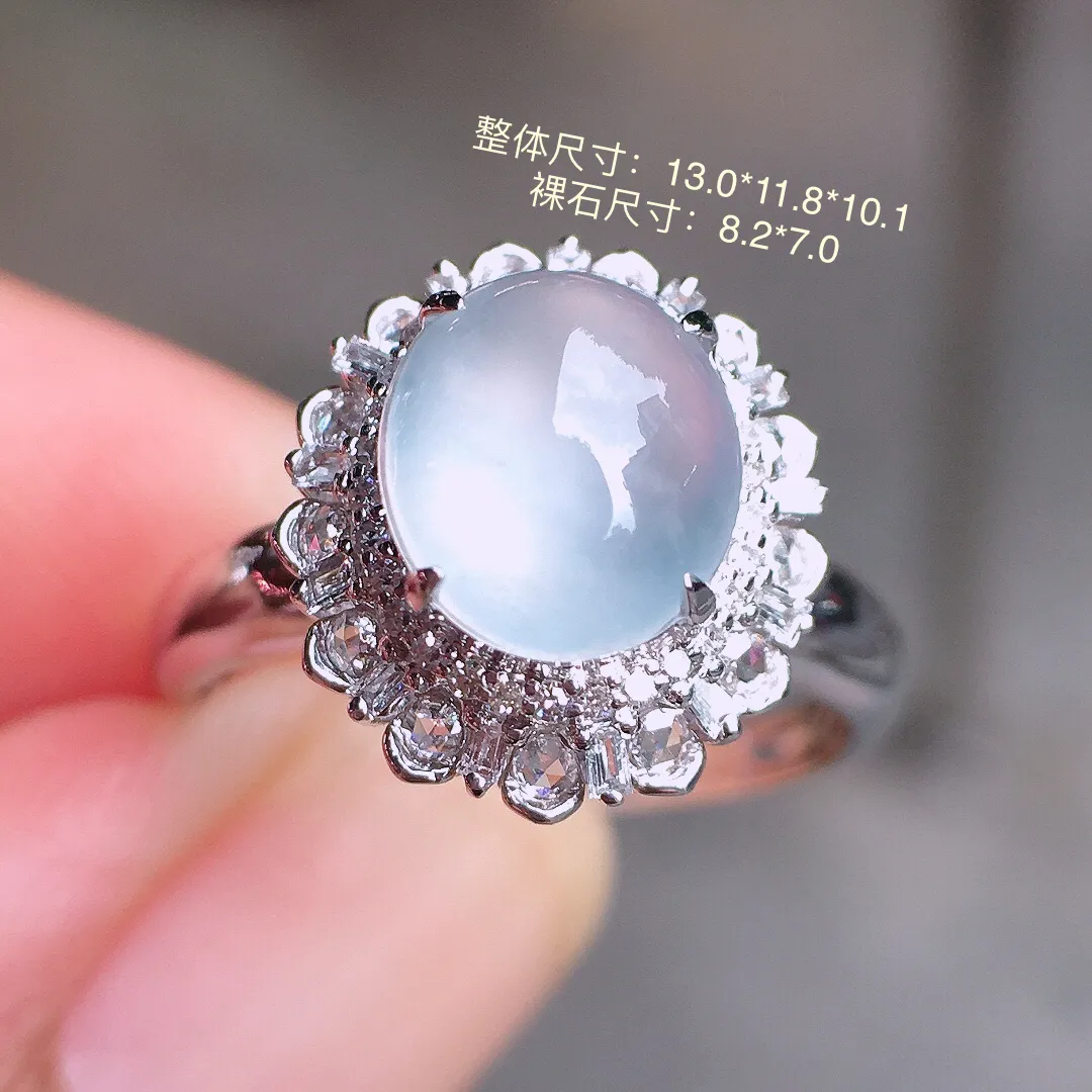 冰种蛋面戒指，玉质细腻，荧光感超
强，饱满圆润，气质满满。18k
金豪华镶嵌