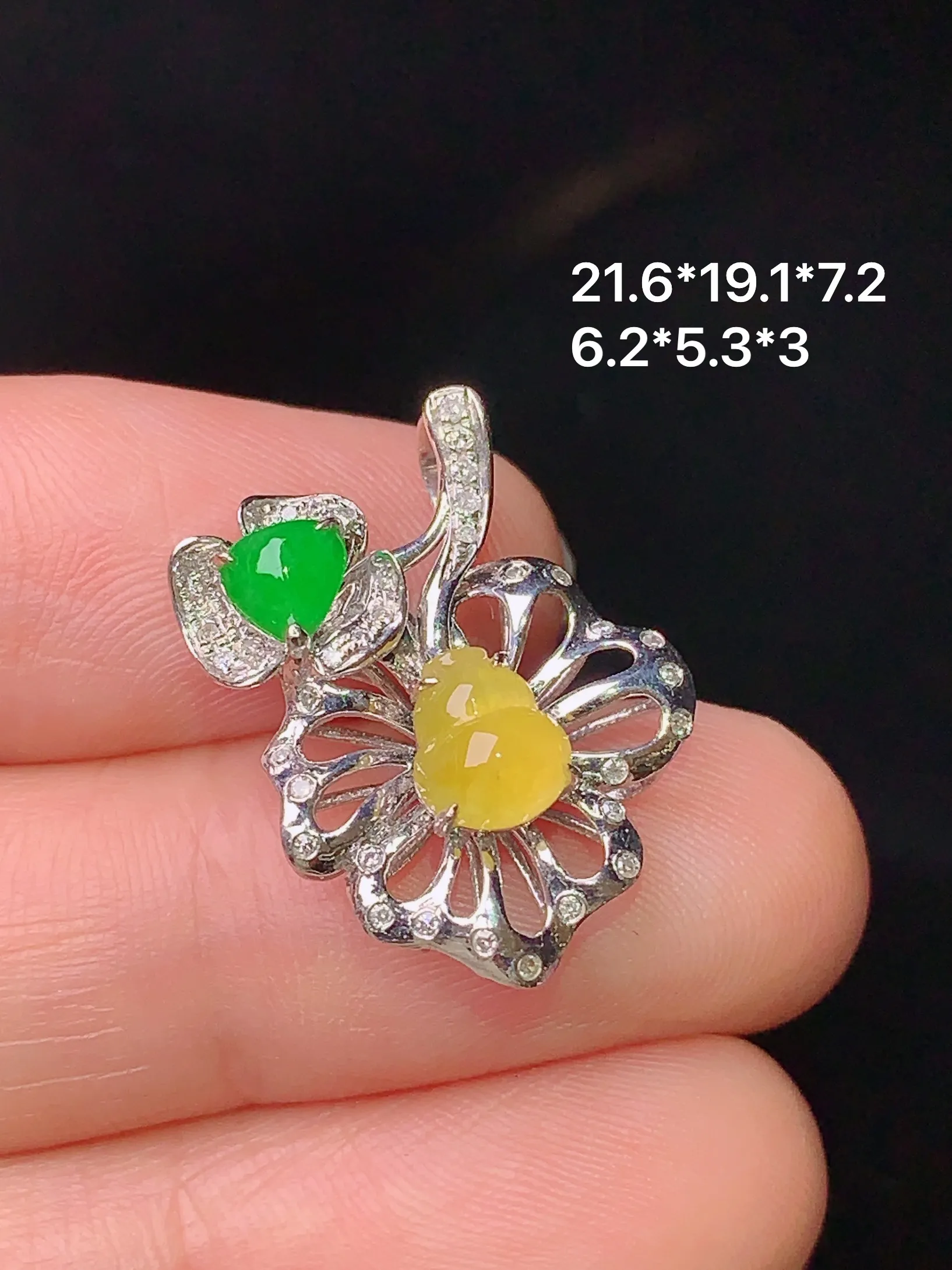 18k金钻镶嵌黄翡葫芦吊坠 玉质细腻 水润亮眼 色泽艳丽 整体尺寸21.6*19.1*7.2
