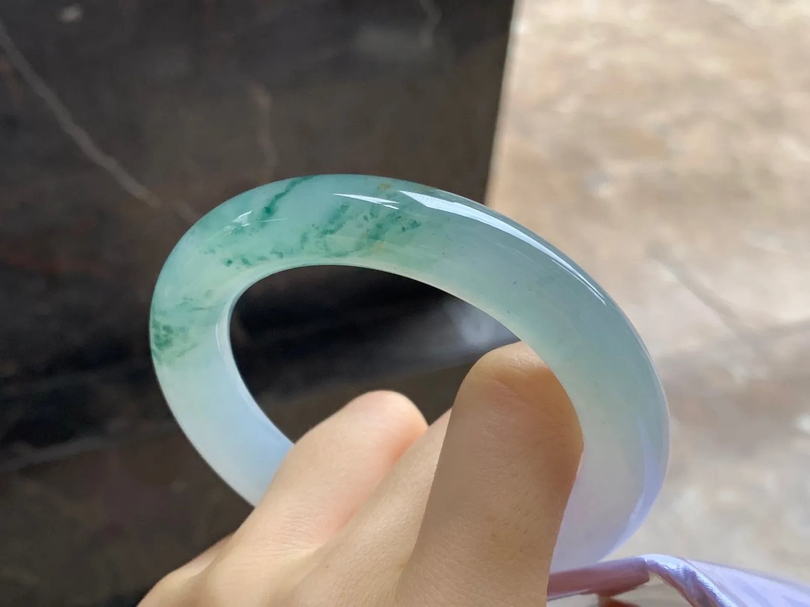 冰种飘花圆条手镯
尺寸：56-12mm
种水好 飘花点缀