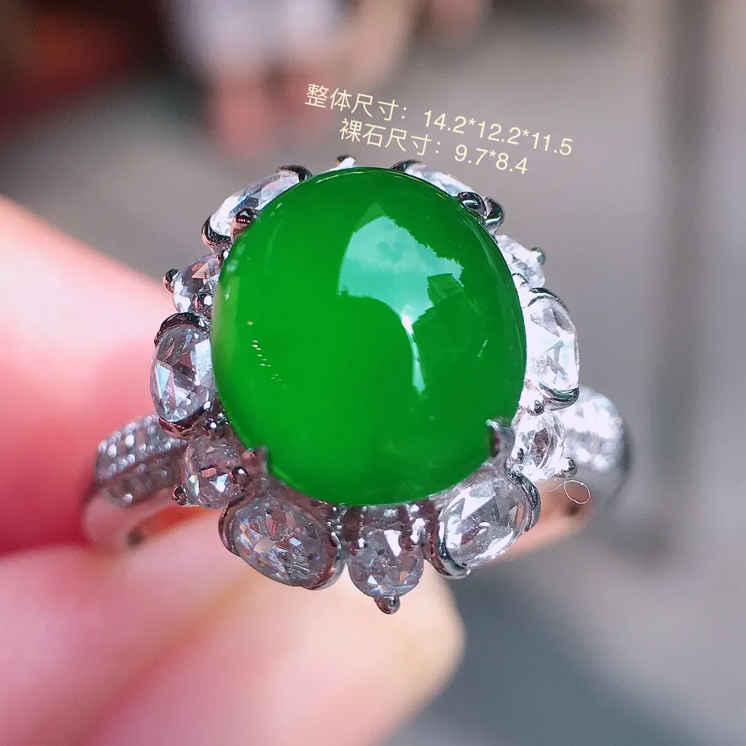 阳绿蛋面戒指，色泽均匀艳丽，玉质细腻，荧光感超
强，饱满圆润，气质满满。18k
金豪华镶嵌