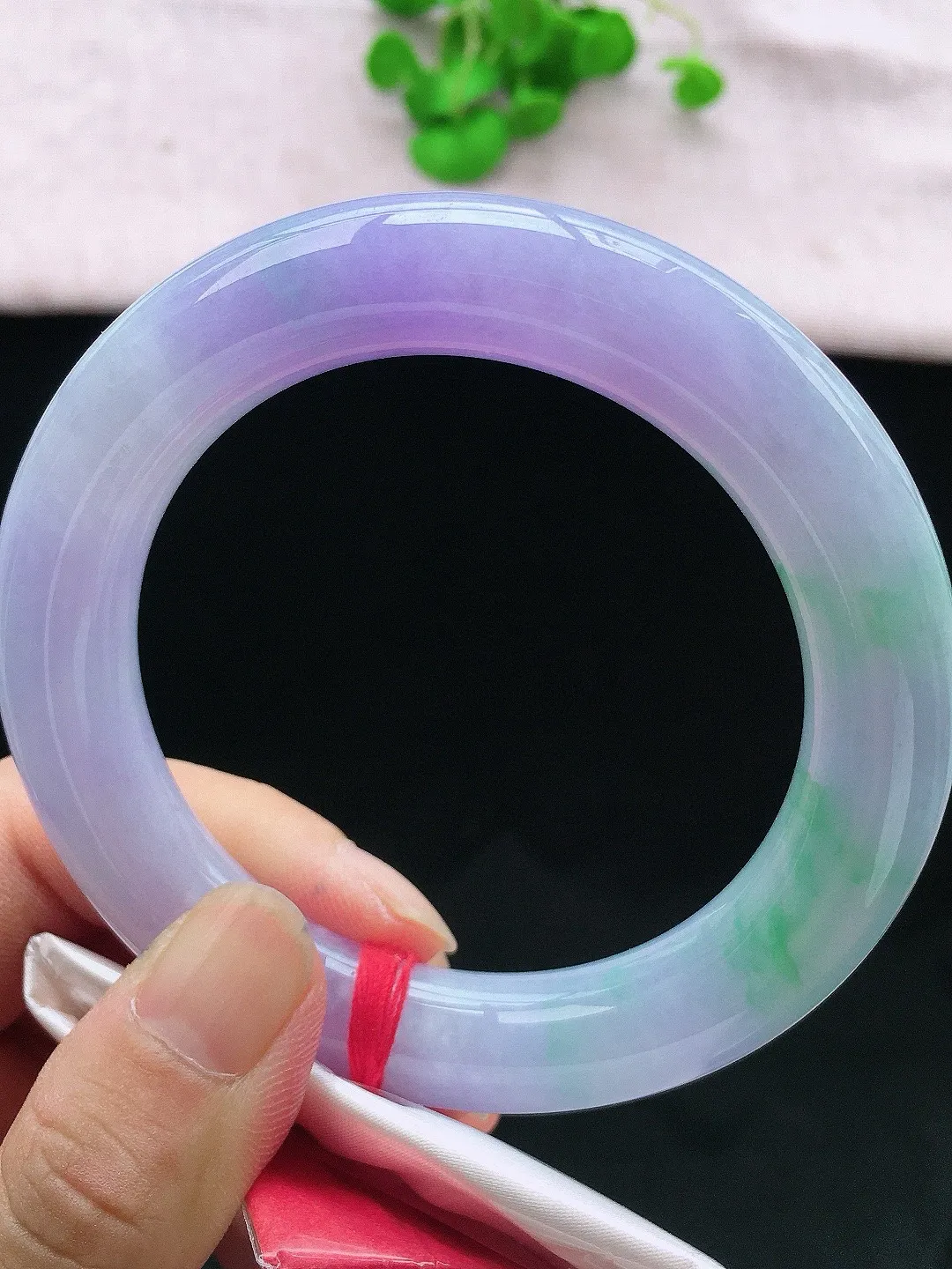 正圈60-61可戴，种老水足，尺寸59/12.5/12.5mm，春彩圆条翡翠手镯