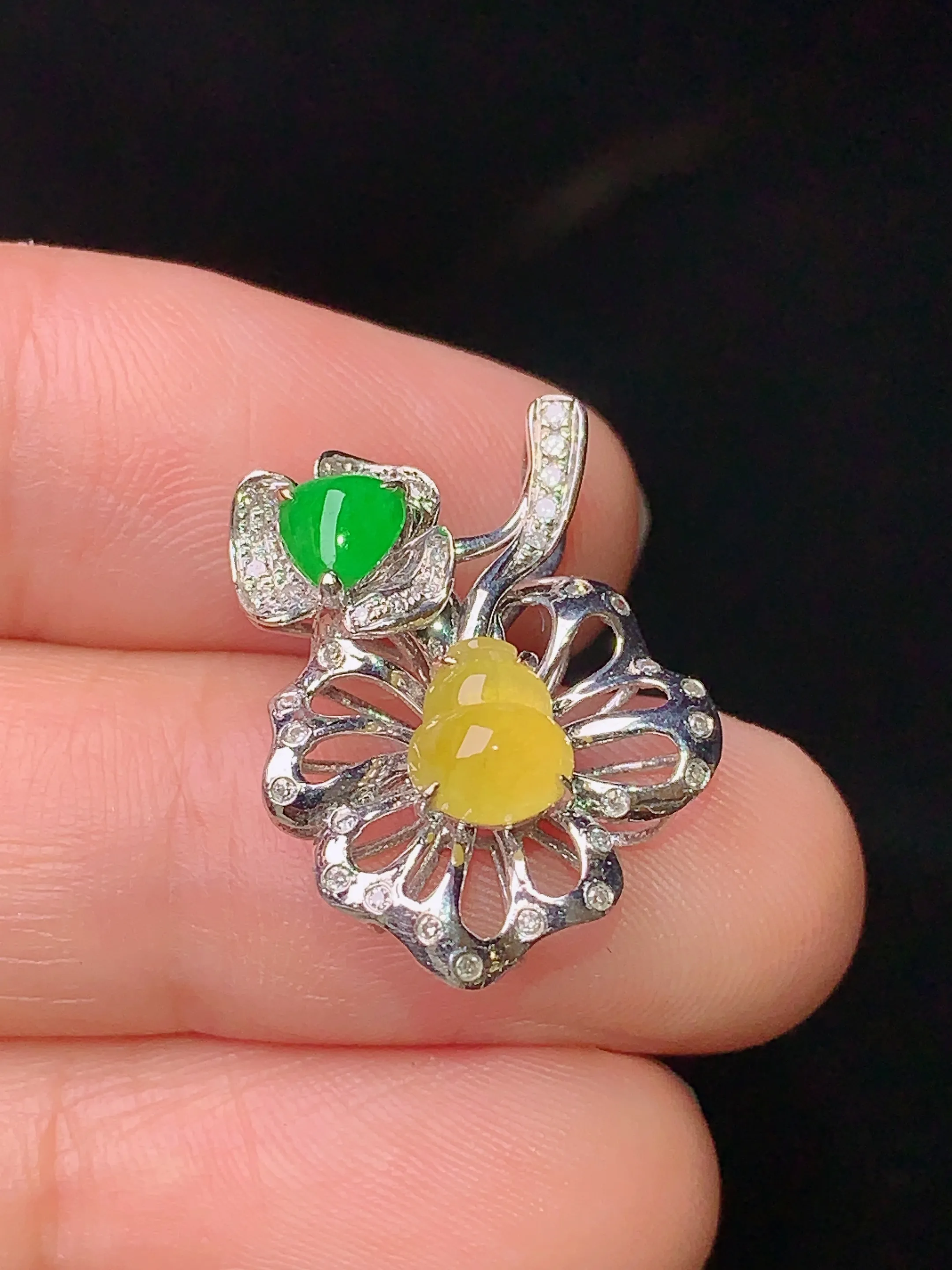 18k金钻镶嵌黄翡葫芦吊坠 玉质细腻 水润亮眼 色泽艳丽 整体尺寸21.6*19.1*7.2