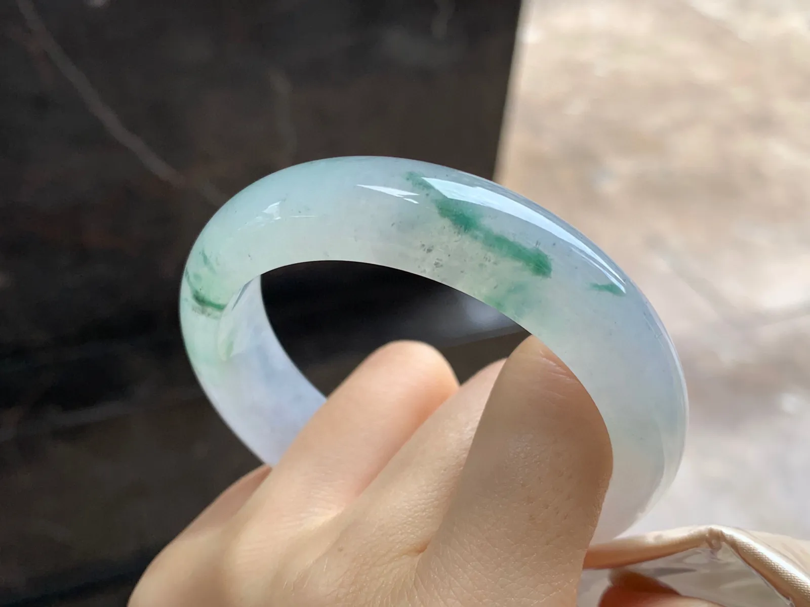 冰飘花手镯
尺寸：55.7-14.5-8.2mm
种水好 飘花点缀