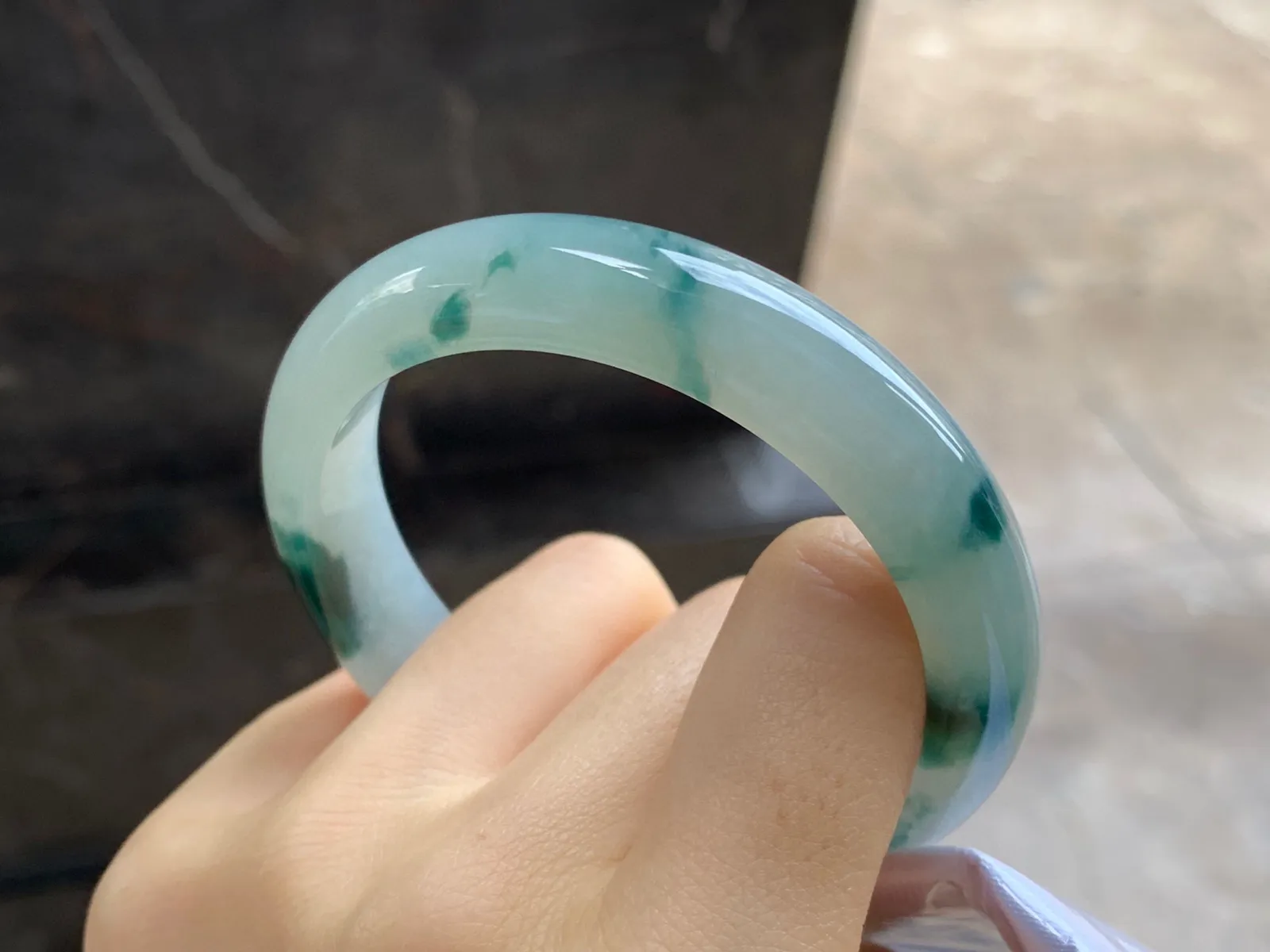 飘花手镯
尺寸：55.7-11.8-8mm
底子细腻～种水好 飘花点缀