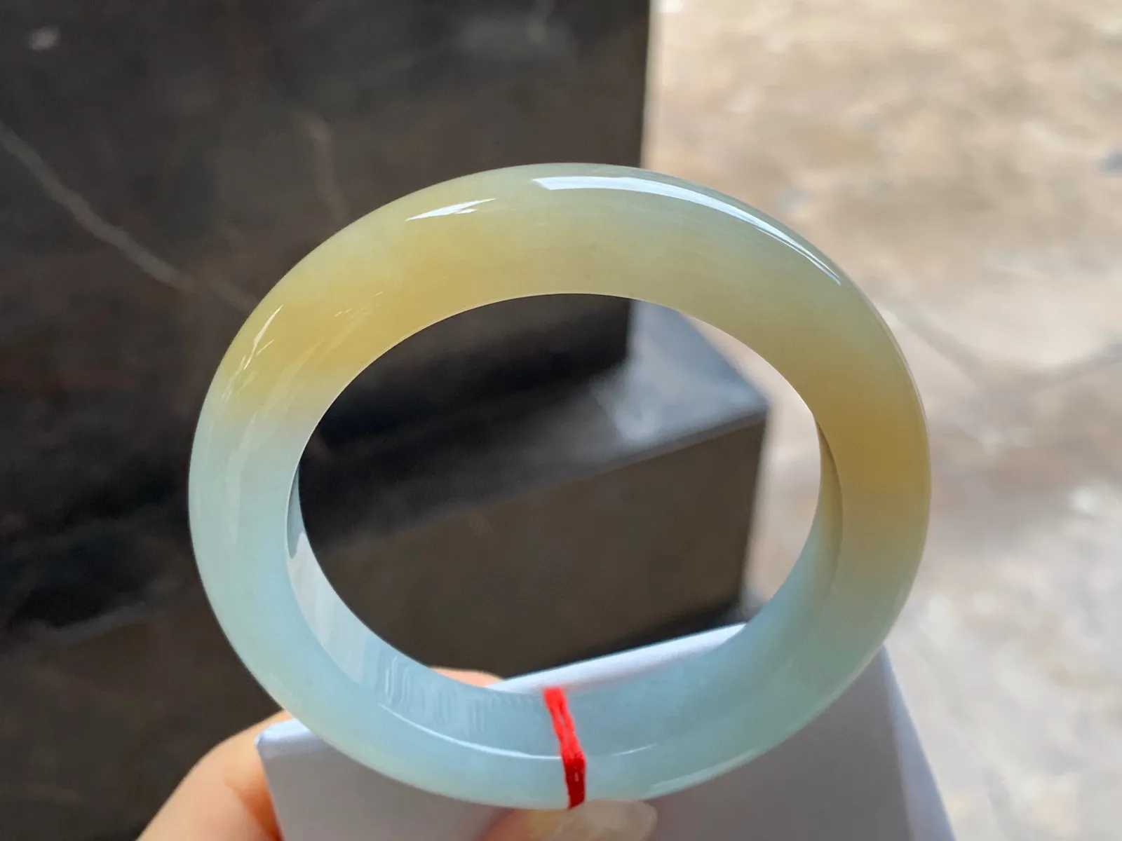 黄翡手镯
尺寸：55.5-11.8-10.5mm
底子细腻干净～黄翡色漂亮