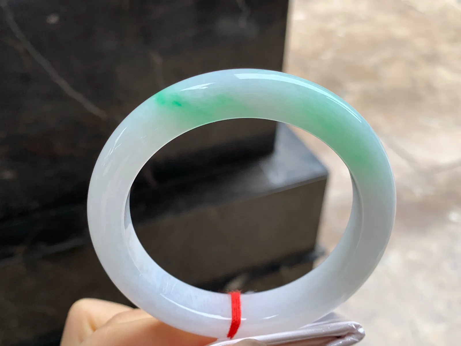 带色手镯
尺寸：56.5-11.8-9.5mm
底子细腻干净～绿色点缀