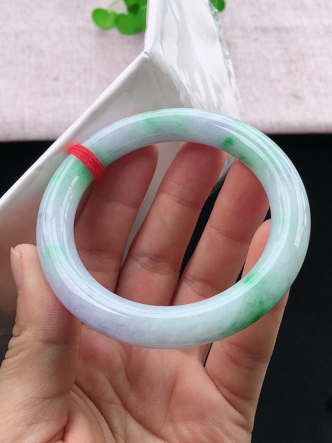 正圈56-57可戴，种老水足，尺寸57/13.5/8.5mm，冰飘绿正圈翡翠手镯