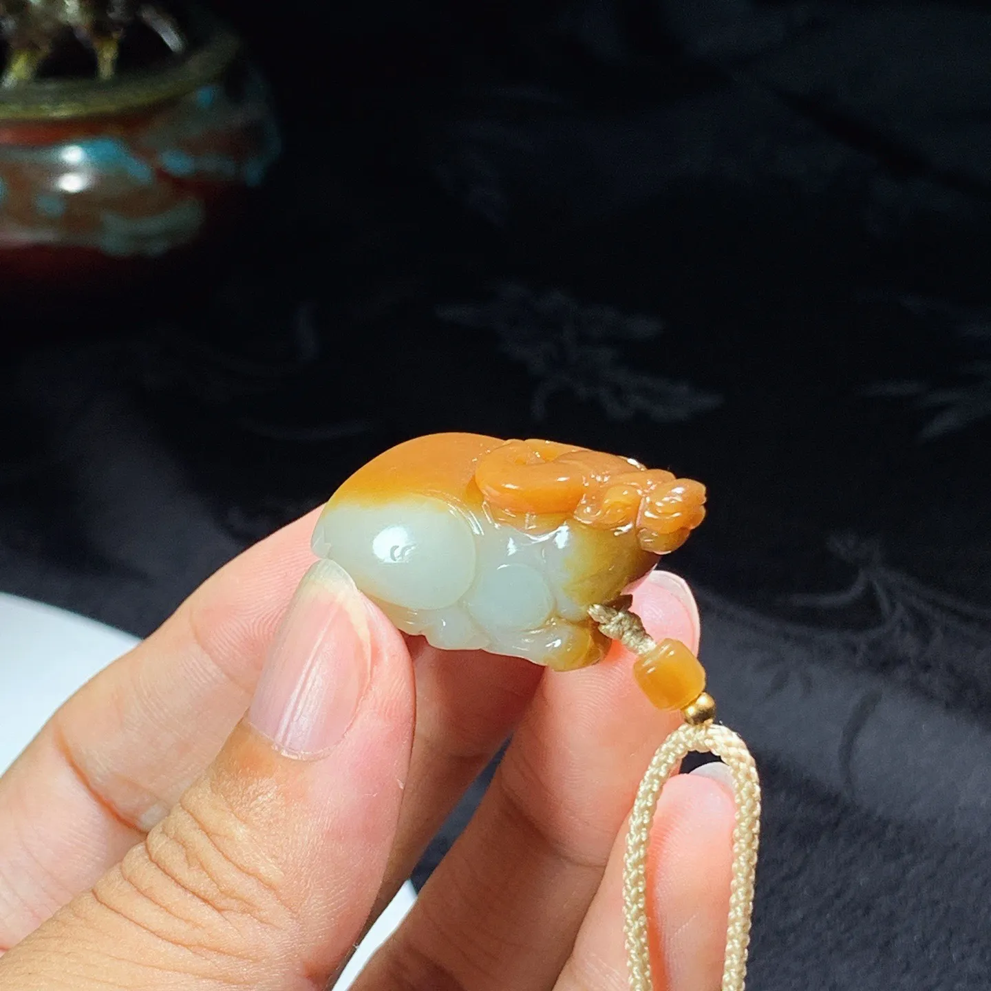 新疆且末糖扭转乾坤生肖牛挂件 尺寸34/18/18重13克 玉质细腻油润 底色纯净 脂粉好，品质好！lt250717