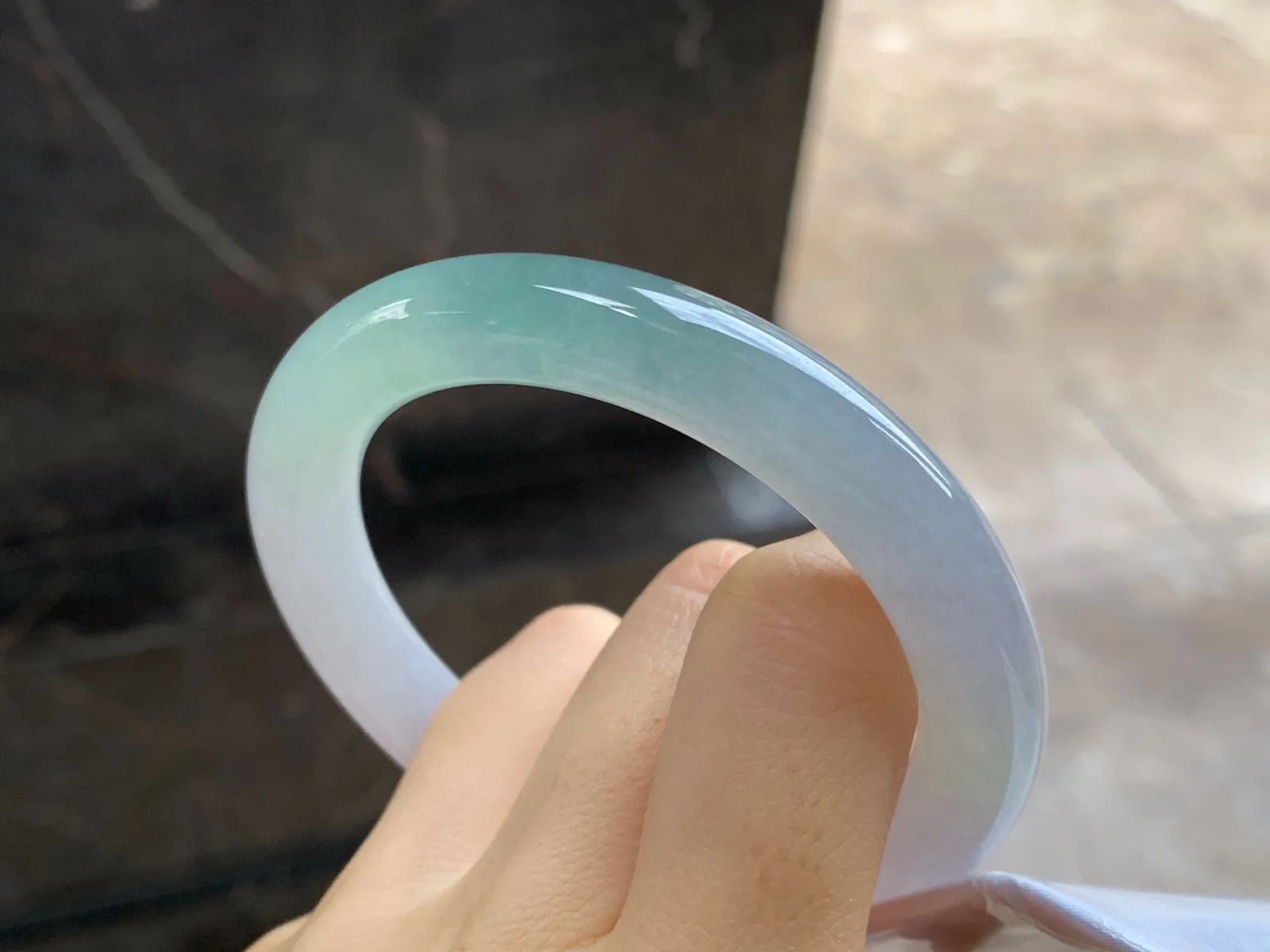种水圆条手镯
尺寸：55.3-9.8-10.1mm
种水好 小清新
