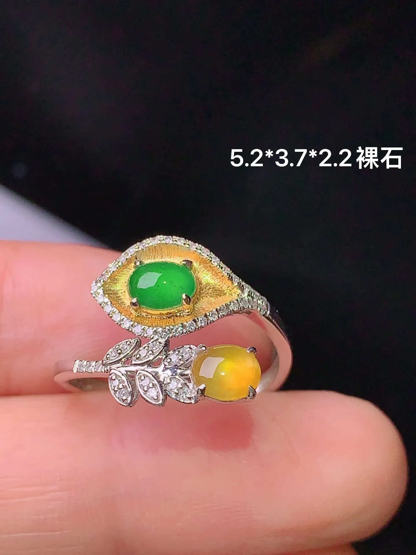 18k金钻镶嵌黄绿蛋面组合戒指 玉质细腻 水润亮眼 色泽艳丽 圈口13.5 裸石尺寸5.2*3.7*2.2