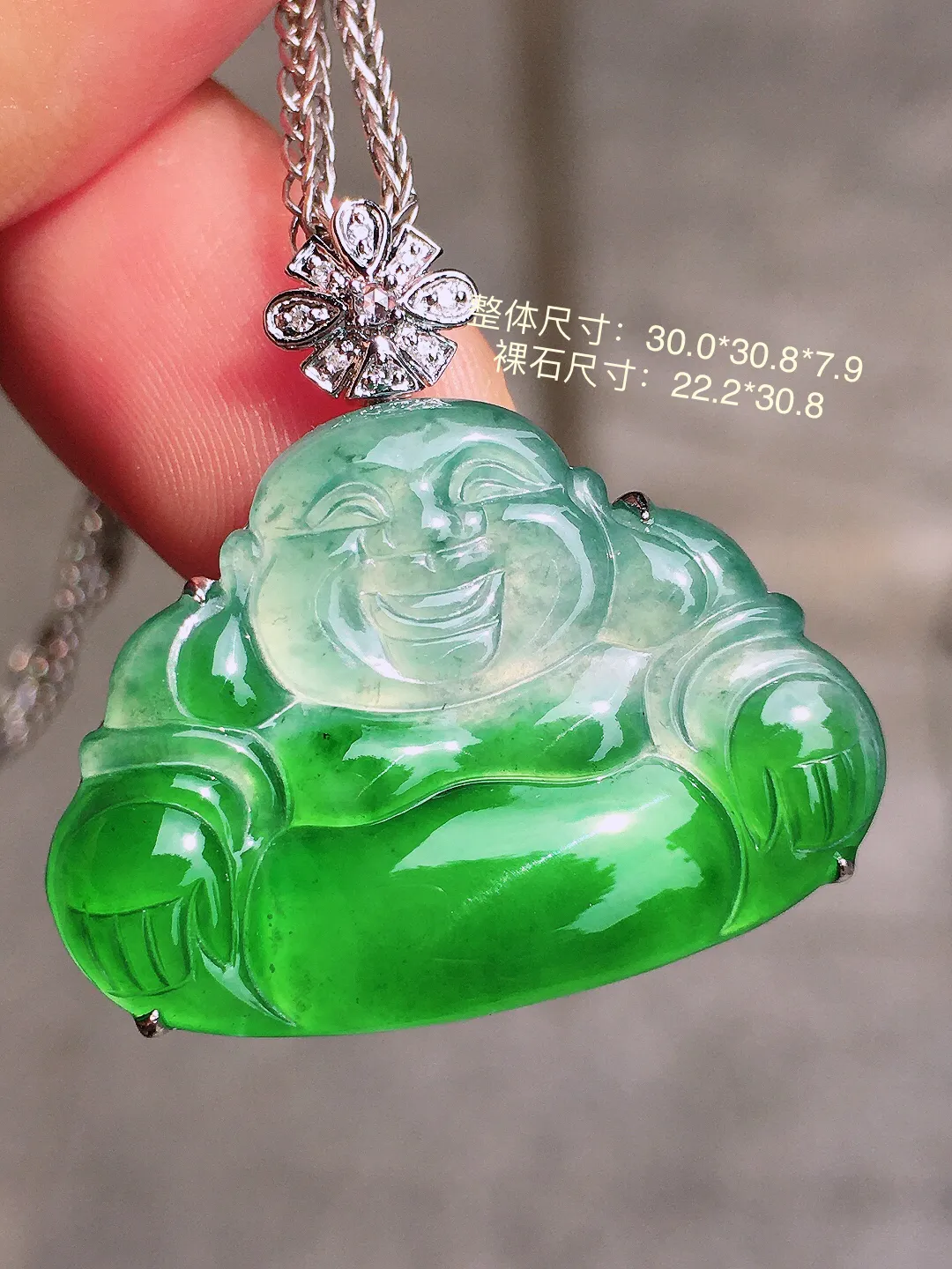 飘绿佛公吊坠，色泽艳丽，玉质细腻，荧光感超
强，饱满圆润，气质满满。18k
金豪华镶嵌