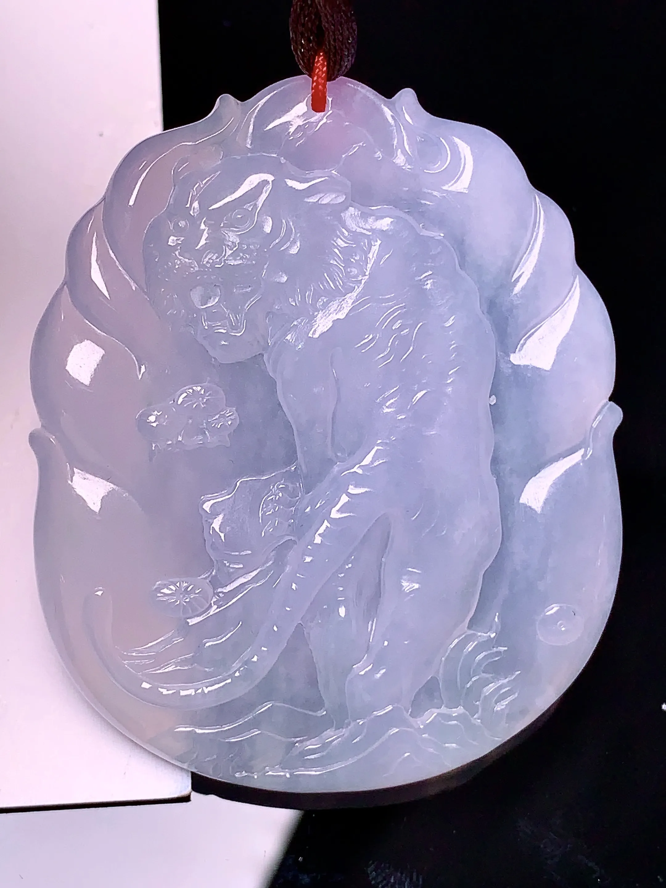 冰种生肖虎吊坠 玉质细腻 水润亮眼 色泽艳丽 整体尺寸50.6*42.3*6