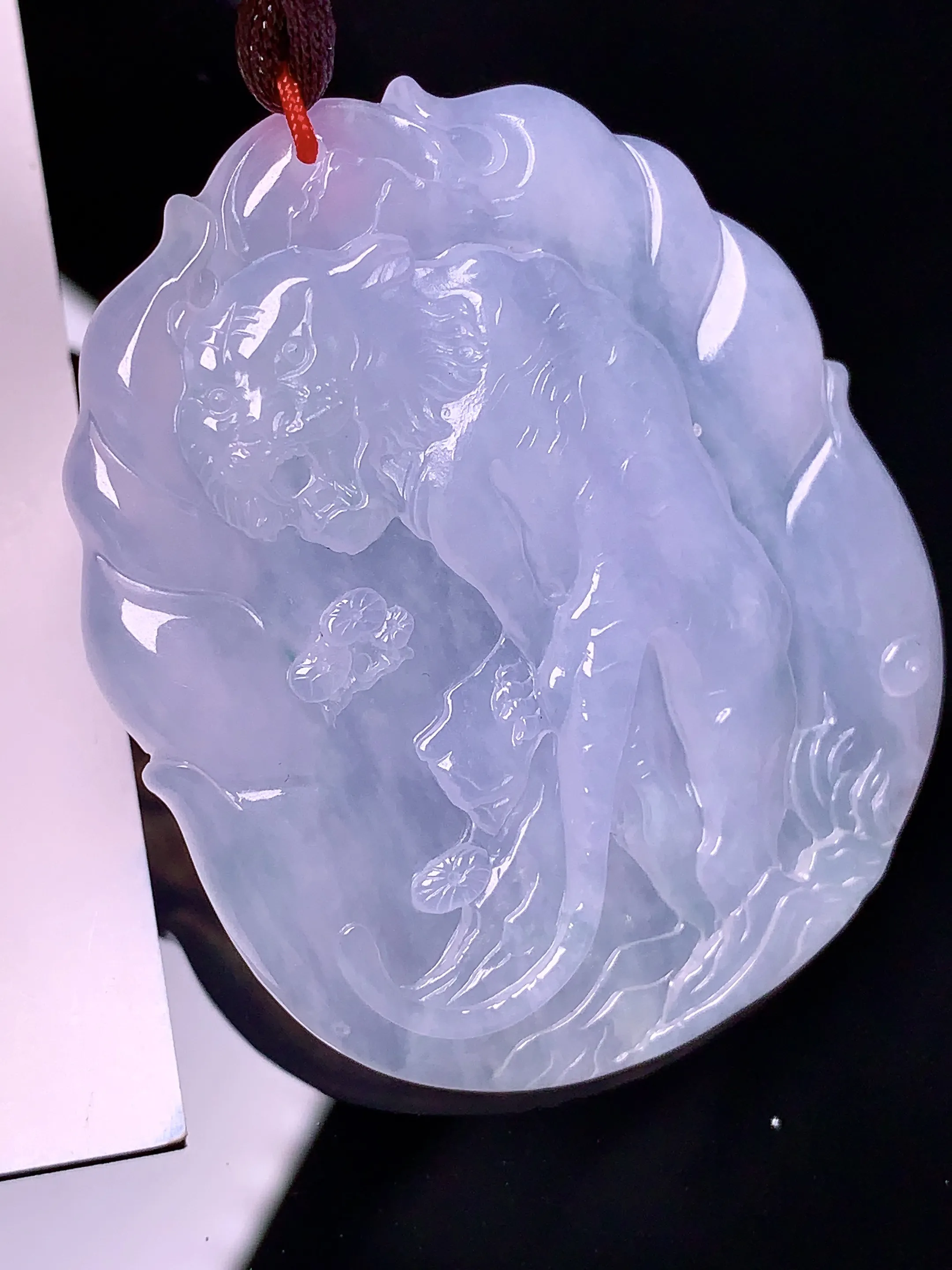 冰种生肖虎吊坠 玉质细腻 水润亮眼 色泽艳丽 整体尺寸50.6*42.3*6
