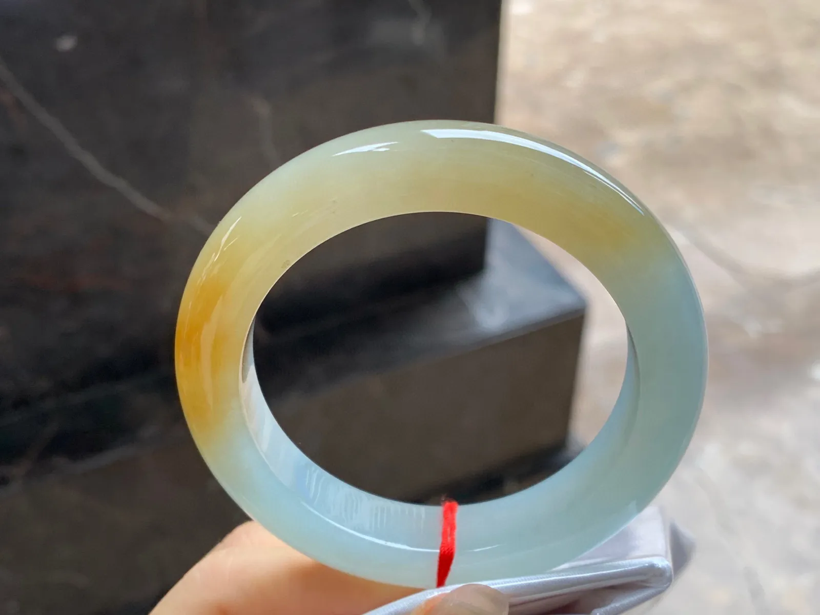 黄翡手镯
尺寸：55.5-11.8-10.5mm
底子细腻干净～黄翡色漂亮