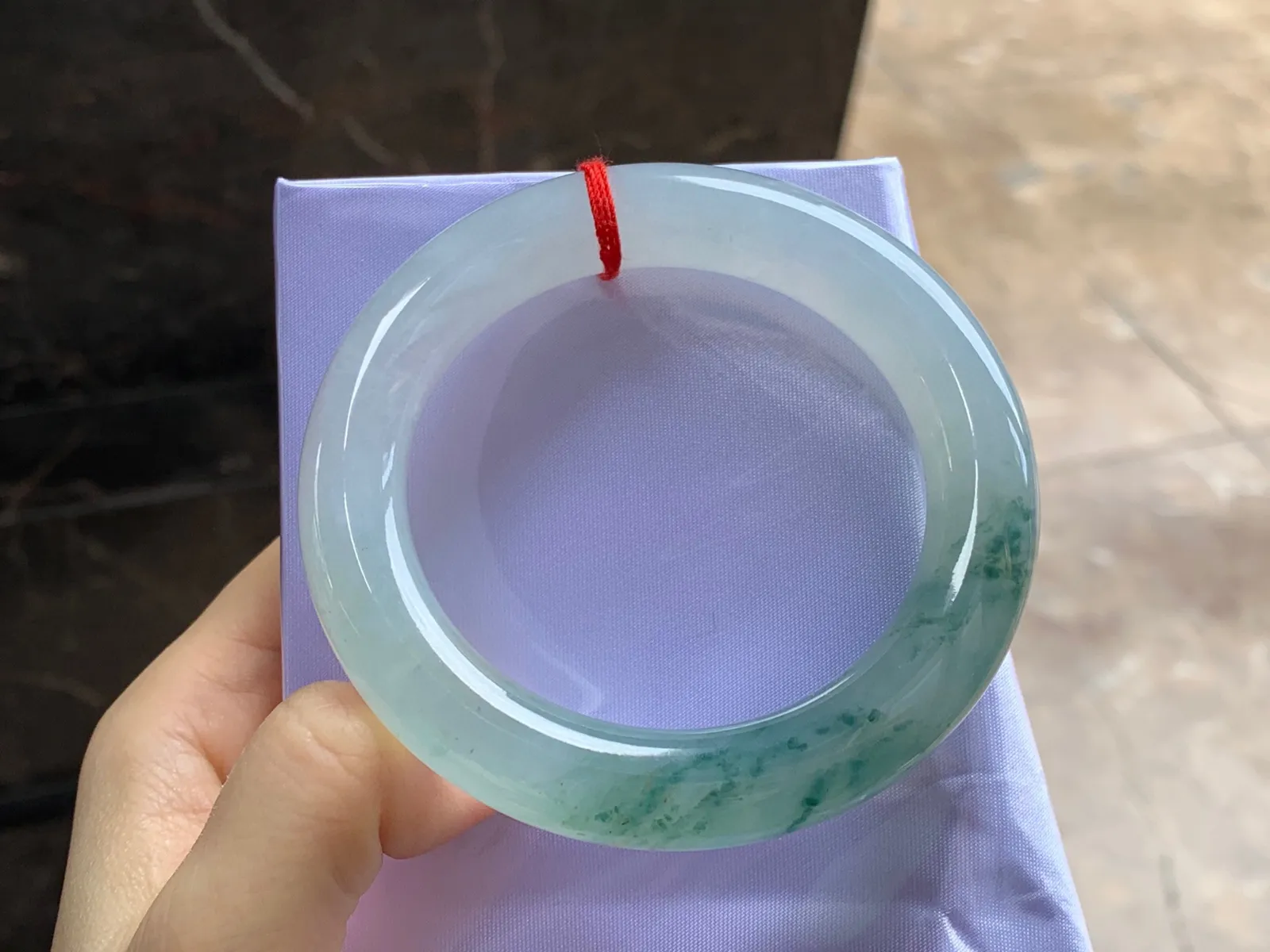 冰种飘花圆条手镯
尺寸：56-12mm
种水好 飘花点缀
