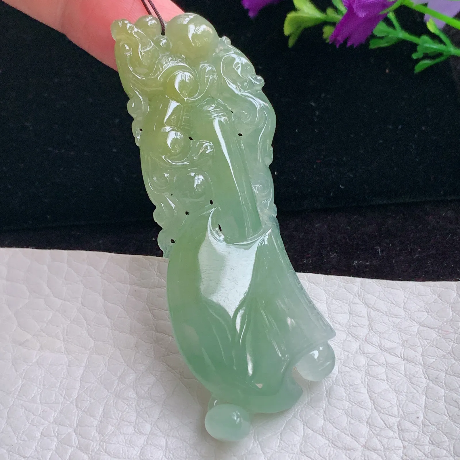 lz实拍69*24.5*8特色老坑精雕缅甸翡翠府上有龙玉吊坠 玉挂件