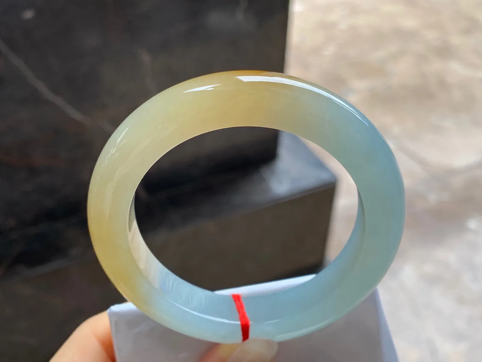 黄翡手镯
尺寸：55.5-11.8-10.5mm
底子细腻干净～黄翡色漂亮