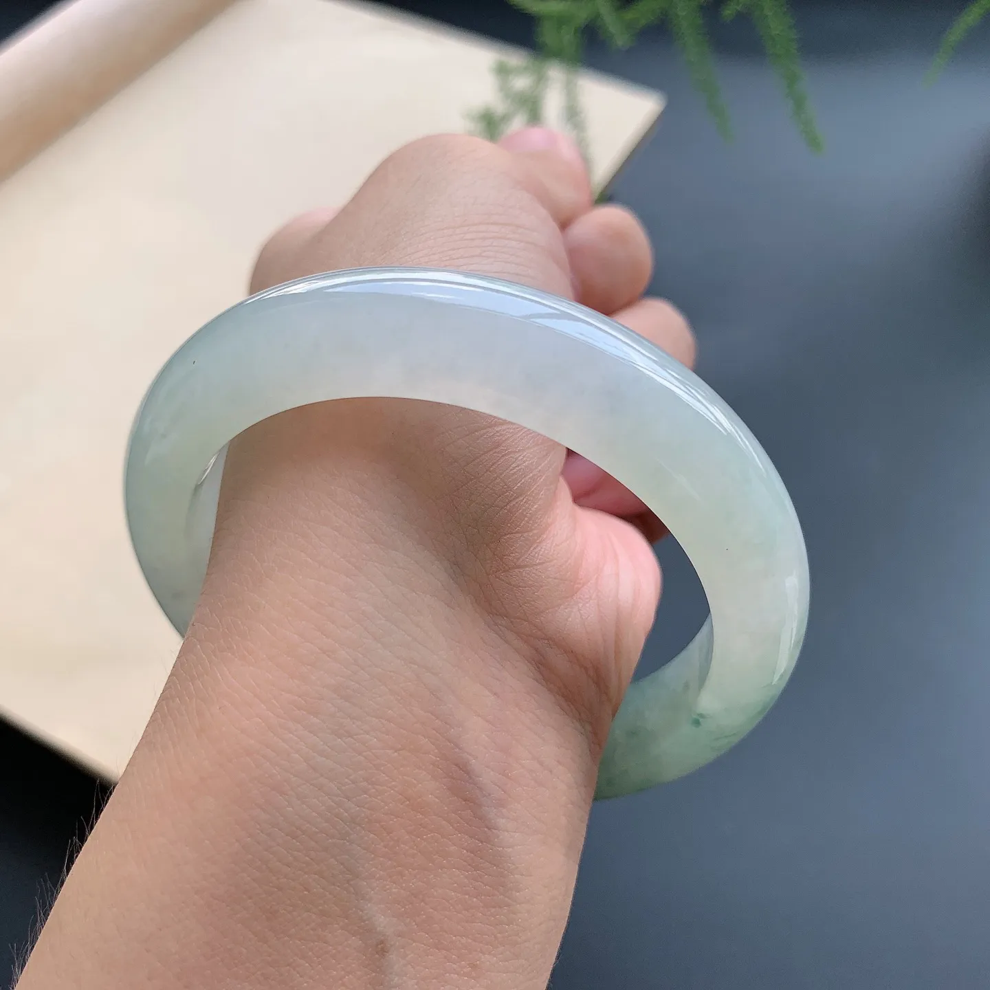 57圈口飘花正圈手镯 尺寸：57-12.6-9.3，无纹裂，水润起胶，花色飘逸，