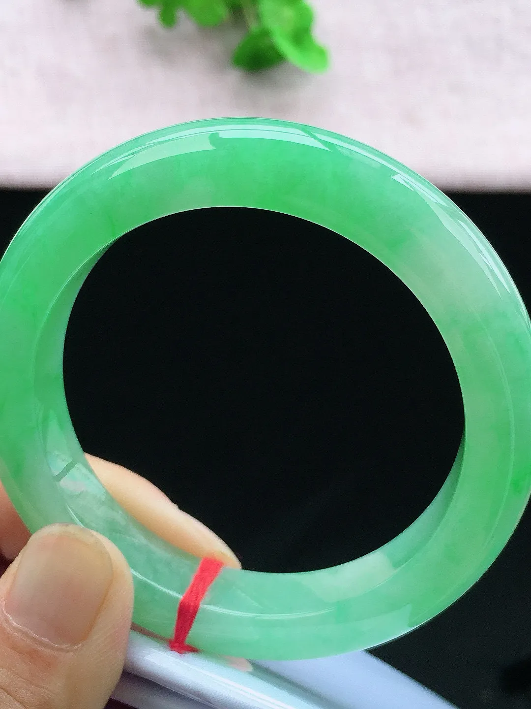 正圈55-56可戴，种老水足，尺寸55.4/11.5/9.6mm，冰果绿正圈翡翠手镯