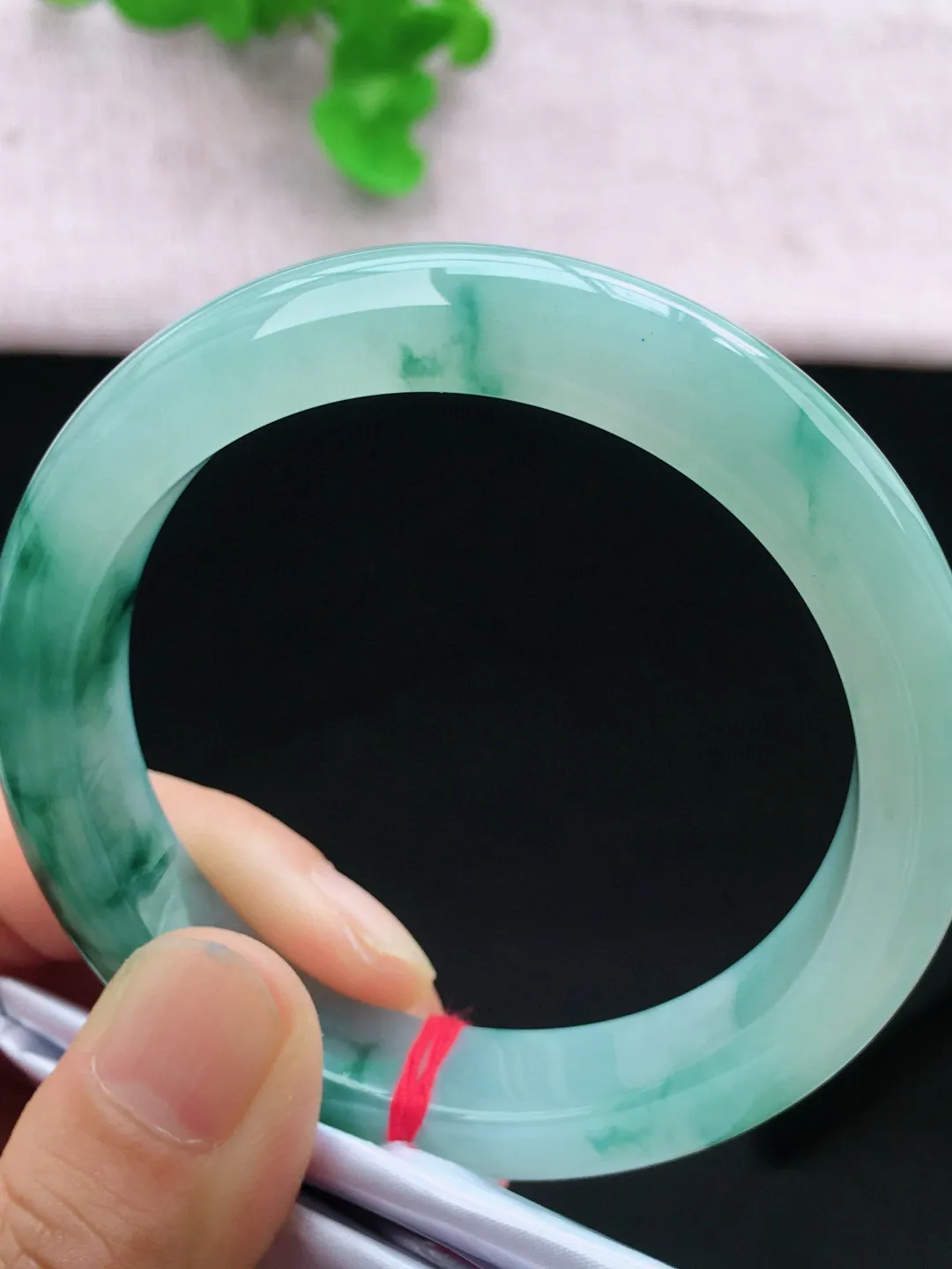 正圈57-58可戴，种老水足，尺寸57.4/12.1/8.8mm，冰飘花正圈翡翠手镯