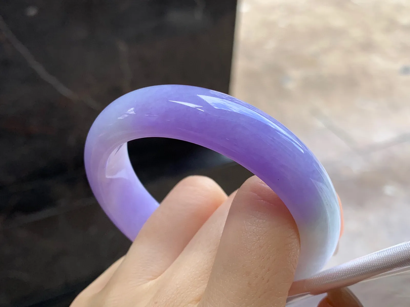 紫罗兰手镯
尺寸：52-13.8-8.3mm
肉质细腻干净～颜色浓郁 小圈口