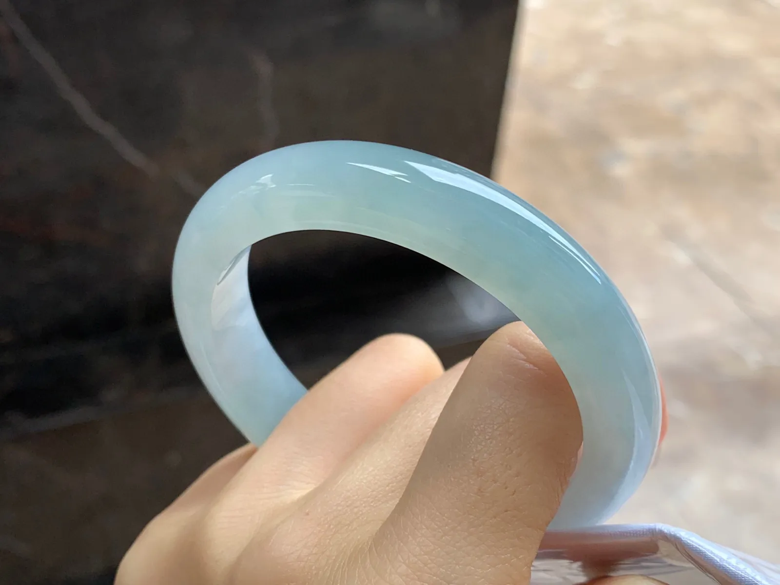 细糯手镯
尺寸：56-12-9mm
水润十足～干净清秀有底色～