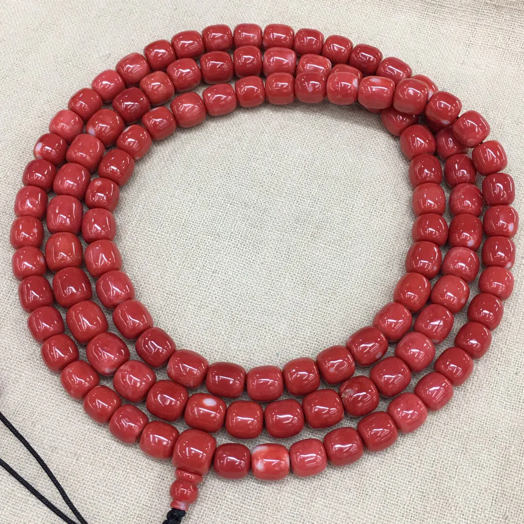【天然莫莫红珊瑚8.8mm大桶珠108珠链】项链手链两用款！天然无添加无优化，台湾产地，莫莫材料，莫莫深一色，裸石尺寸约为8.8-7.7mm，重量为110克。珊瑚自古为佛教珍宝，深海里千年生长的有机宝石，色泽喜人，质地莹润，少白芯。具有收藏价值！