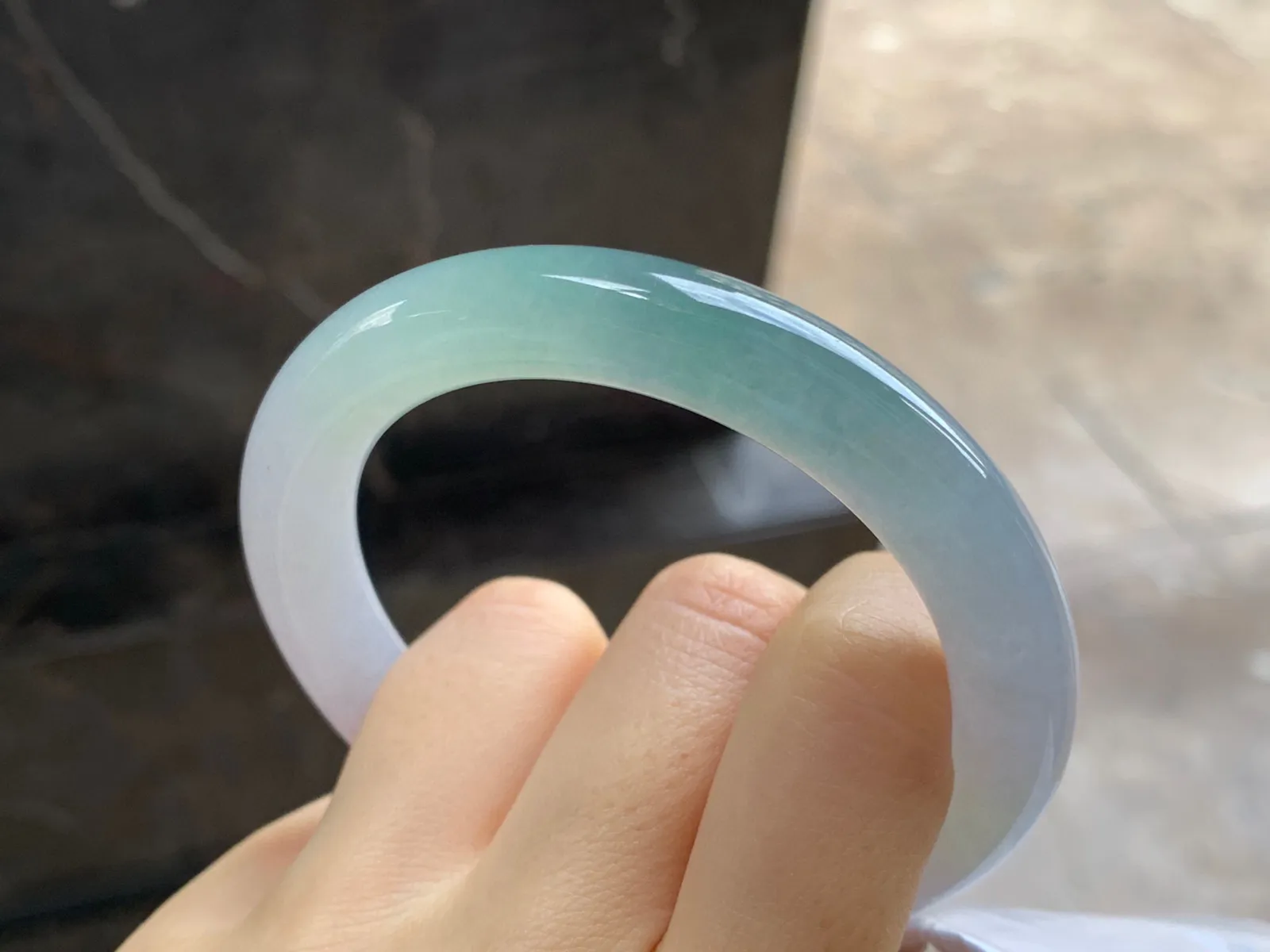 种水圆条手镯
尺寸：55.3-9.8-10.1mm
种水好 小清新