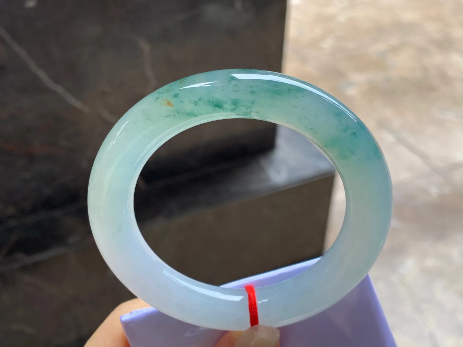 冰种飘花圆条手镯
尺寸：56-12mm
种水好 飘花点缀