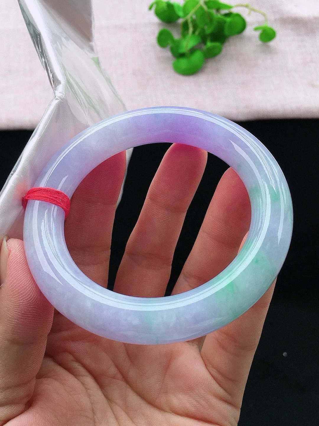 正圈60-61可戴，种老水足，尺寸59/12.5/12.5mm，春彩圆条翡翠手镯
