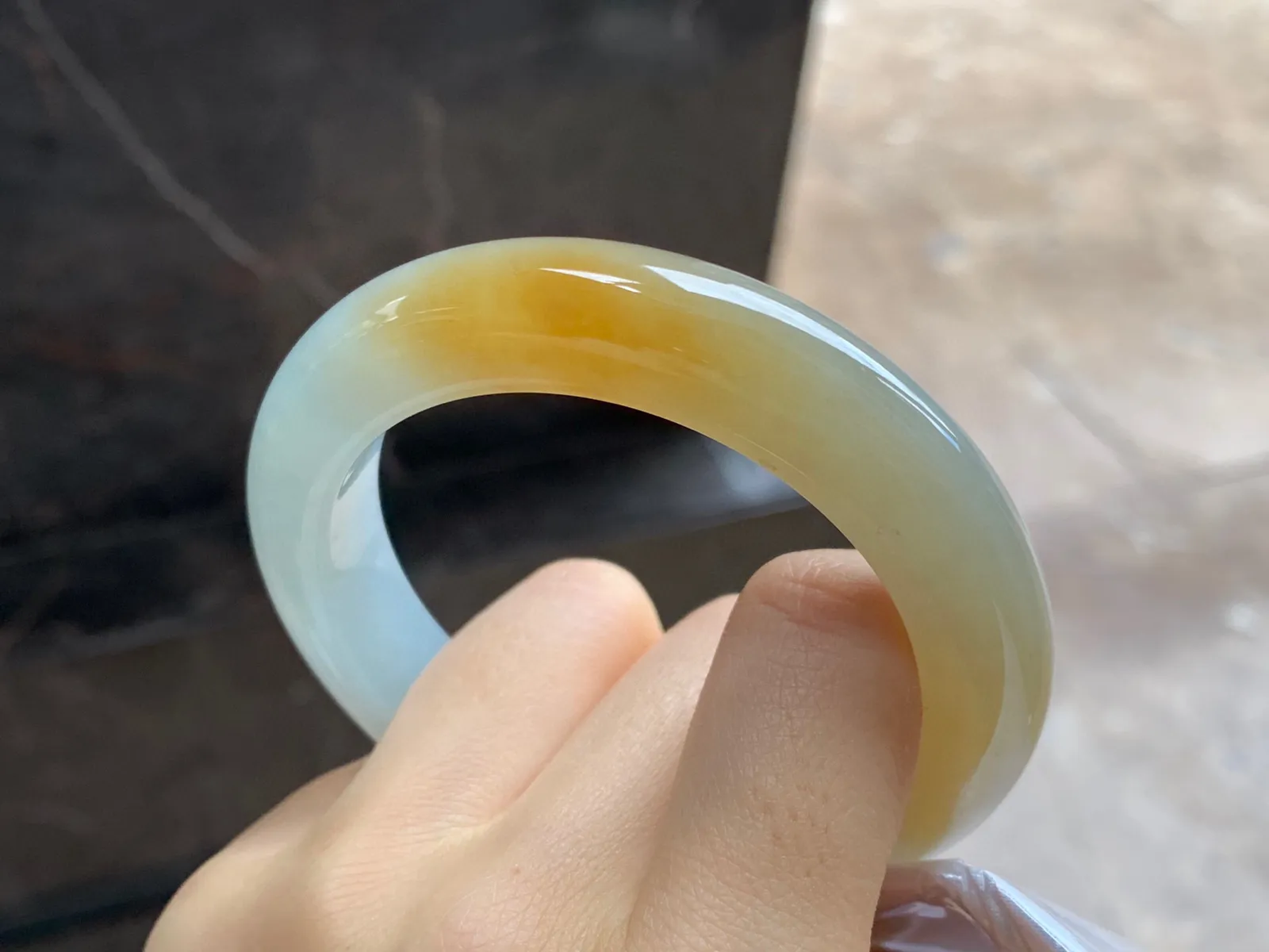 黄翡手镯
尺寸：55.5-11.8-10.5mm
底子细腻干净～黄翡色漂亮