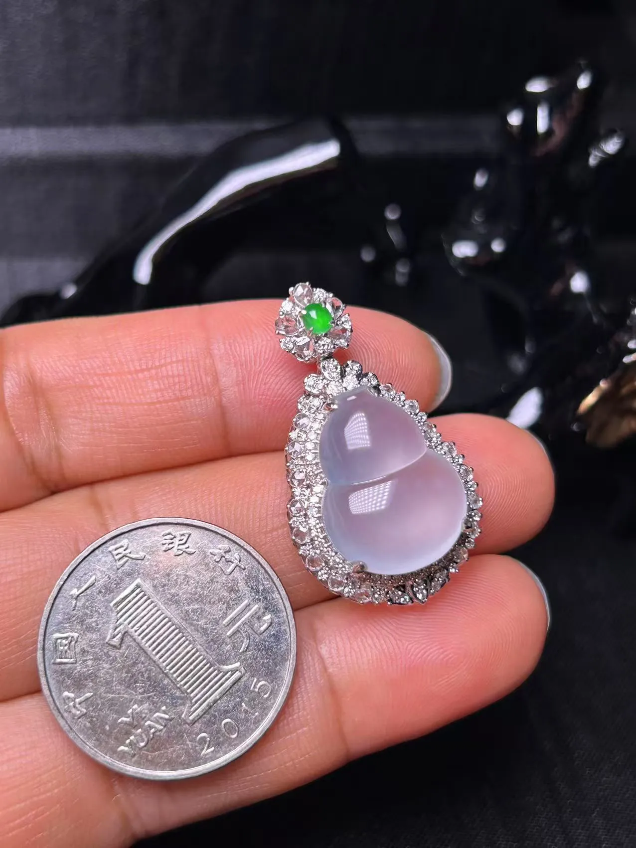 缅甸翡翠A货，白冰葫芦，饱满清爽，上身效果好，平安快乐，吉祥如意。裸石尺寸18.2/14.1/5.3