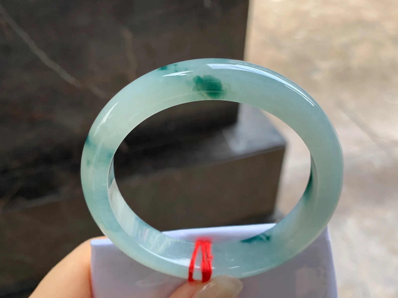 飘花手镯
尺寸：55.7-11.8-8mm
底子细腻～种水好 飘花点缀