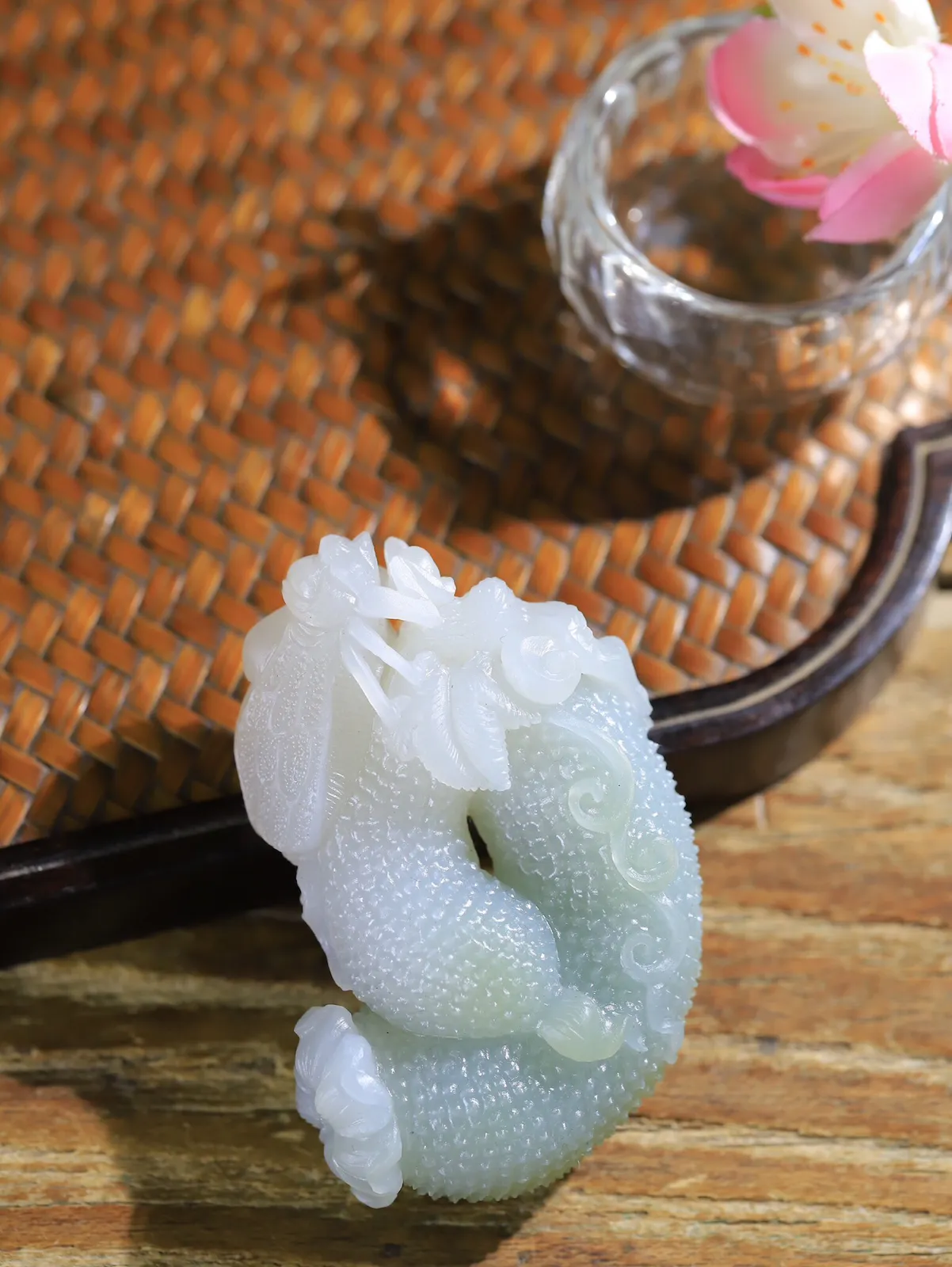 和田玉翠青白双色瓜挂件，质地细腻紧实，精工细作，匠心独具，细润形状好。丝瓜都有福禄的寓意。丝瓜也用来表示思念和牵挂，顶部巧雕瓜叶，藤下两只可爱的福瓜，线条优美，手感非常好，静待有缘人。重63.3克   尺寸60.3-38.5-20.5mm