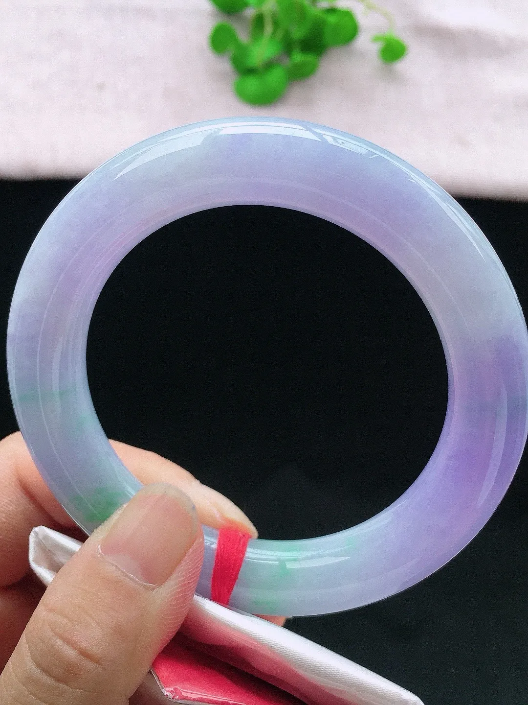 正圈60-61可戴，种老水足，尺寸59/12.5/12.5mm，春彩圆条翡翠手镯