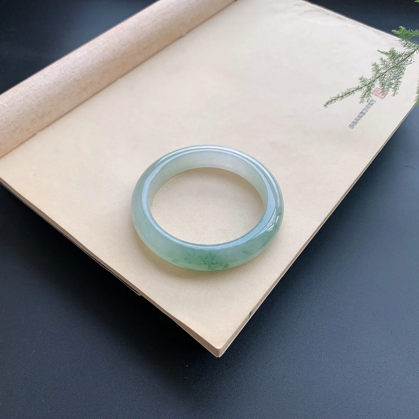 57圈口飘花正圈手镯 尺寸：57-12.6-9.3，无纹裂，水润起胶，花色飘逸，