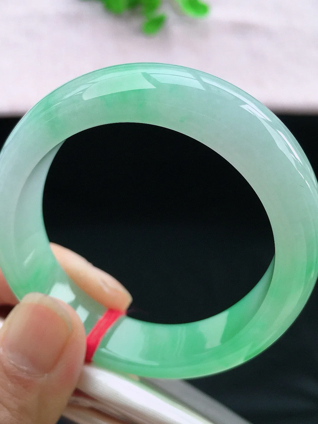 正圈53-54可戴，种老水足，尺寸55/12.8/7.8/47.6mm，飘绿贵妃翡翠手镯新品