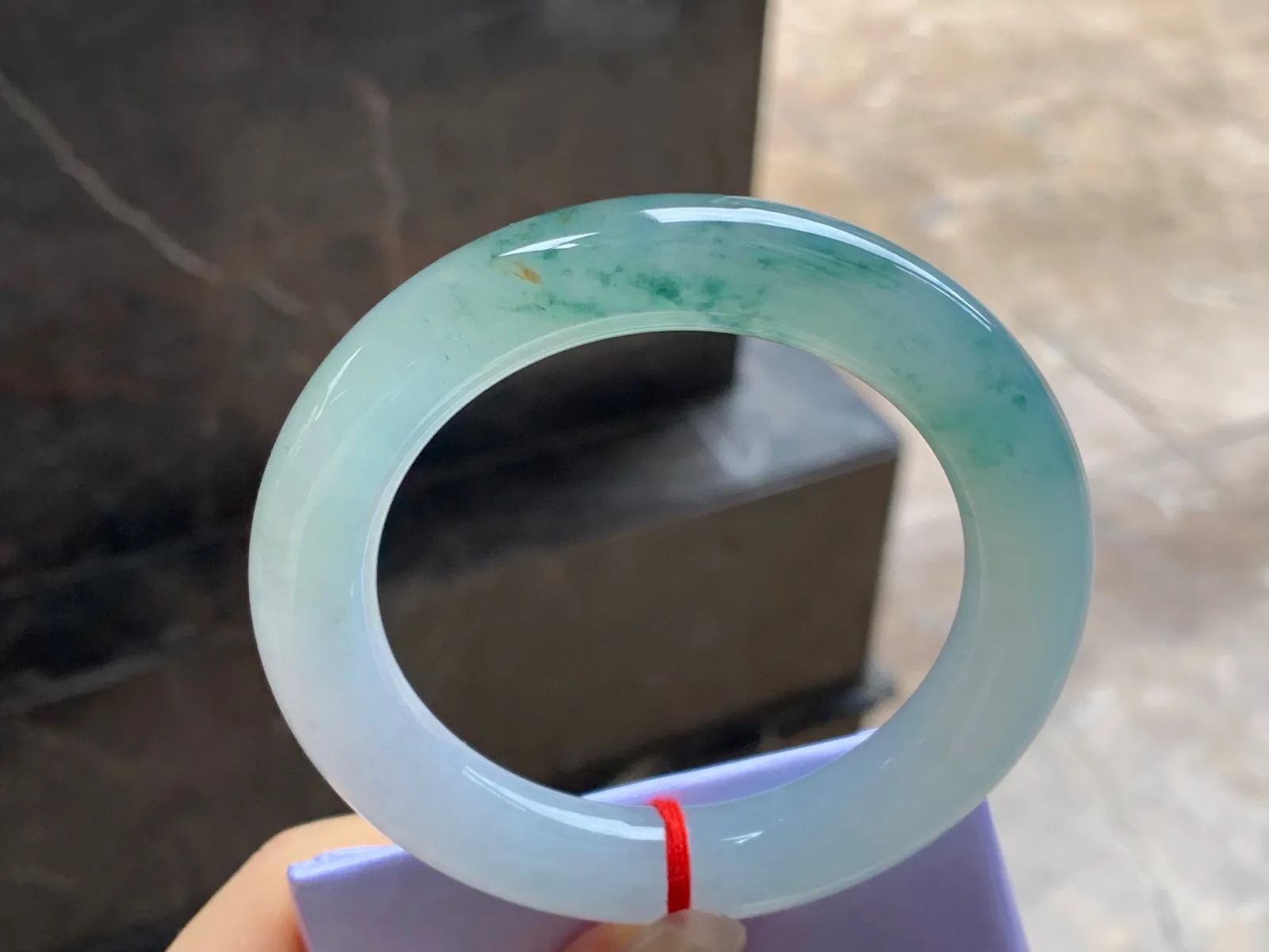 冰种飘花圆条手镯
尺寸：56-12mm
种水好 飘花点缀